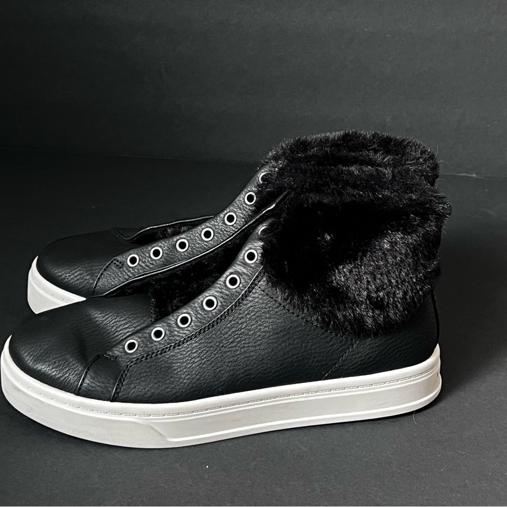 Koolaburra by UGG Women's Sundell Fuzz Chukka Sneaker, Black, Size 7.5